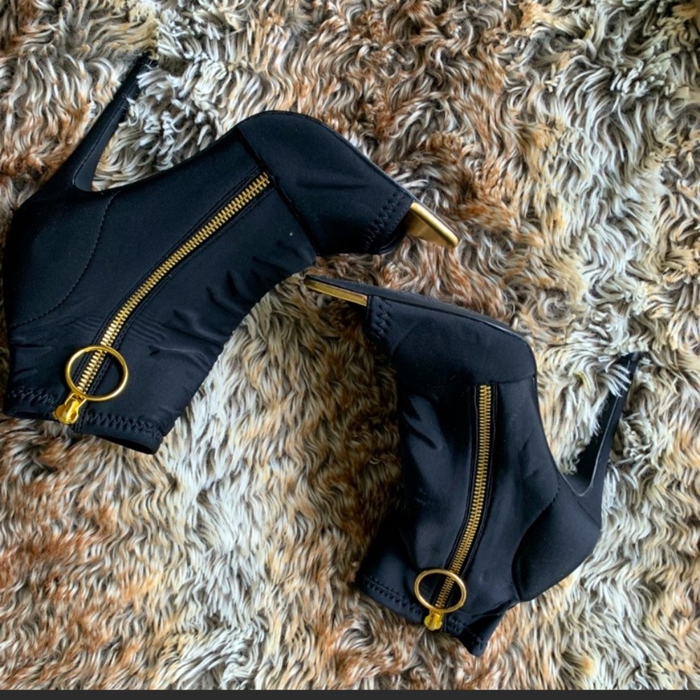 Sexy, stiletto booties 🖤